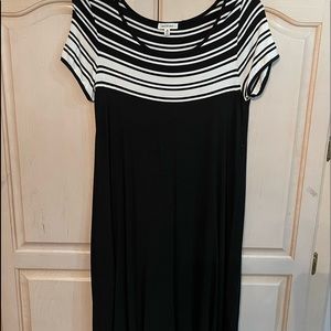 Black and off white Max Studio swing dress. Size M  it allows you to move freely